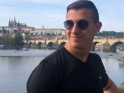 Попал в Книгу Гиннеса: мужчина за минуту съел более килограмма меда (видео)
