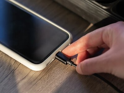 Сначала в розетку или смартфон: как правильно подключать зарядку, чтобы не испортить батарею