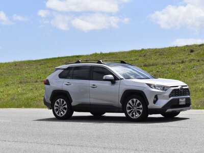 Цены в салонах на новую Toyota RAV4 и причины спроса на популярный SUV