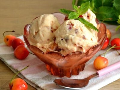 Вкуснее магазинного: рецепт домашнего мороженого с черешней и шоколадом
