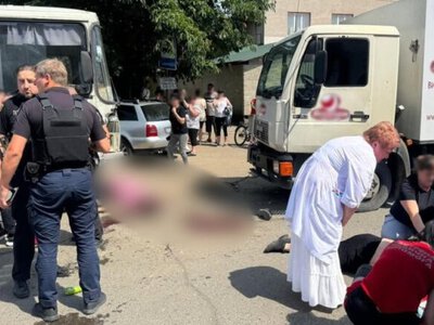 В Закарпатье грузовик наехал на людей, выходивших из автобуса: погибли одна женщина и водитель, трое получили травмы