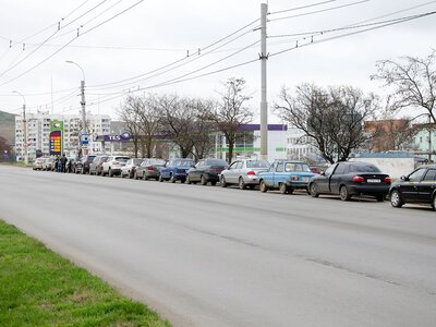 Стоять в очередях нет смысла: Севастополь остался без бензина после ударов Украины