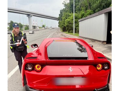 В Киеве полиция остановила за превышение скорости сверхмощный Ferrari за $400 000 (фото)