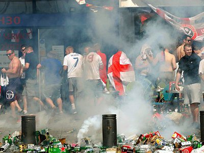 Россияне устроили погром на чемпионате Европы - сожгли паб, убили человека