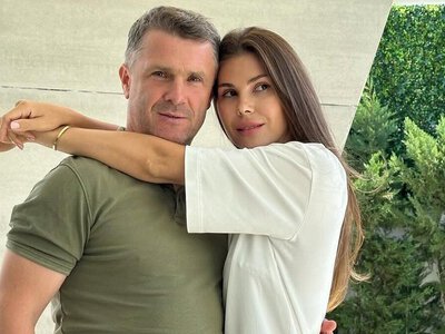 Жена Реброва поздравила мужа с десятилетием супружеской жизни и показала их трех сыновей