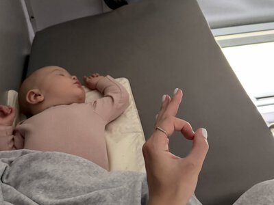 Женщине пришлось ехать с младенцем на верхней полке: никто не уступил место