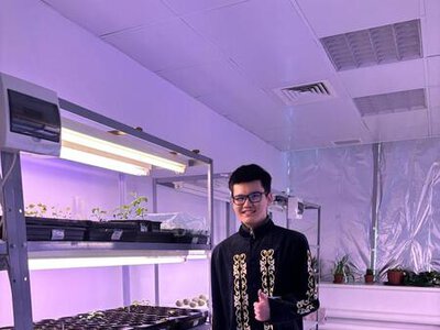 Школьник из Астаны выращивает редкие цветы во время летних каникул