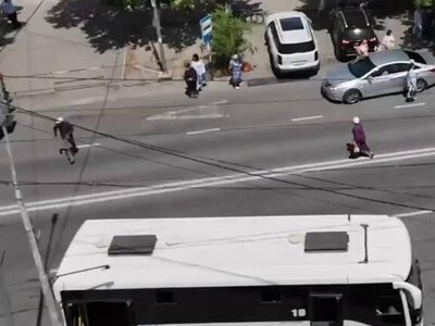 Полицейские устанавливают нарушителей среди пешеходов с помощью дронов в Туркестанской области