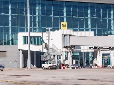  В аэропорту Алматы рядом с пассажирами сорвалась вентиляционная конструкция 
