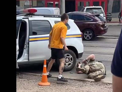 В центре Николаева напали на сотрудников Военной службы правопорядка (видео)