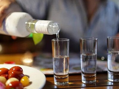 В Николаеве несовершеннолетний студент отравился водкой: продавца магазина наказали