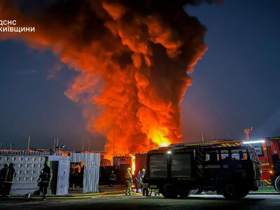 Масштабный пожар после удара рф в Киевской области потушили, привлекали спецтехнику аэропорта Борисполь