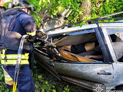 В Краматорской громаде в результате ДТП погиб мужчина: тело деблокировали спасатели