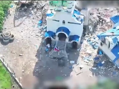 Российский военный с флагом дошел до одного из храмов в центре Константиновки: видео
