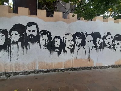 В Одессе требуют убрать портрет Виктора Цоя и русскоязычные надписи со «стены рок-н-ролла» в Летнем театре (документ)