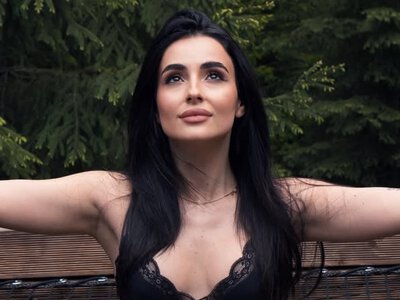 Трінчер у спідньому ефектно вигнулася на кріслі в бабл-готелі (фото)