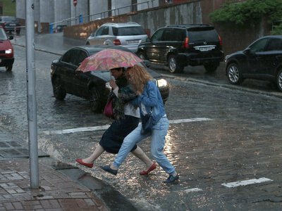 Киев ушел под воду: что известно о последствиях непогоды и изменится ли погода на выходных (видео)