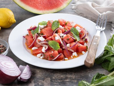 Салат с арбузом и фетой: легкий рецепт со вкусом лета
