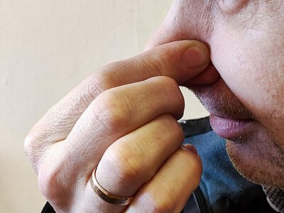 Устали жить на фекальной бочке: в Николаеве жилой дом годами затапливают городские нечистоты