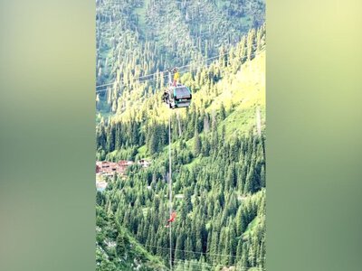  Вертолет подняли в небо: в Алматы спасали пассажиров канатной дороги с высоты 120 метров 