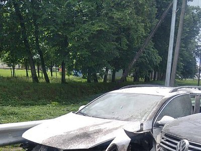 Бетонная плита упала посреди трассы во Львовской области - в ДТП пострадали два человека