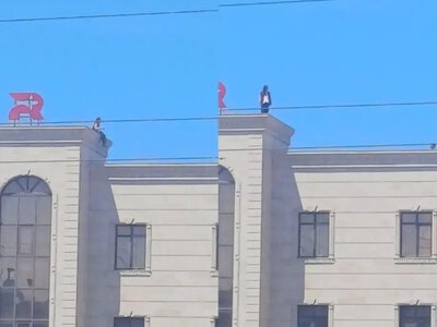  Девушка забралась на крышу здания ради съемки видео для соцсетей в Актау 
