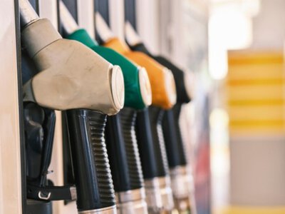 До 20 литров: в Москве и Петербурге водителям ограничили продажу топлива на АЗС