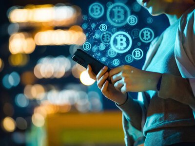 Биткоин потерял половину своей стоимости: почему главная криптовалюта падает и чего ждать дальше