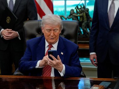 Не изготовлен в США: золотой смартфон Трампа оказался переделанной моделью из Китая