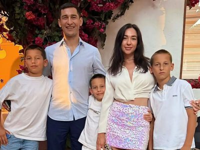 Счастлив быть с семьёй. Степаненко поделился трогательным личным фото с женой и детьми
