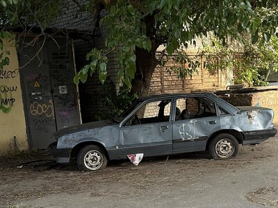 В Николаеве жители жалуются на брошенное во дворе авто: без движения с 24 февраля 2022 года