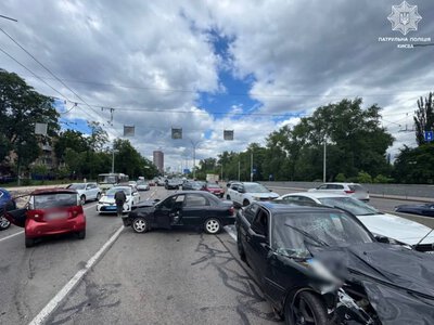 В Киеве произошло масштабное ДТП, затруднено движение на улице Телиги