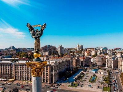 Украинцам выплатят до 3100 грн к празднику: кто получит деньги и когда начислят