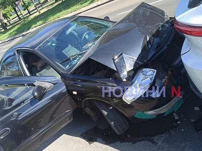 На проспекте в Николаеве Nissan врезался в припаркованную Toyota