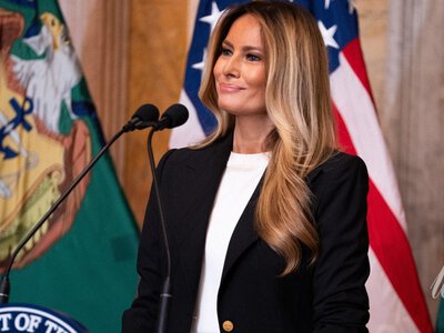 У базовій футболці, білій спідниці і на лабутенах: Меланія Трамп продемонструвала елегантний діловий образ (фото)