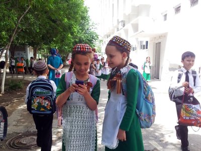 В Туркменистане утвердили новые правила пользования телефонами в школах