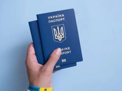 Действие загранпаспортов отменили: кому из украинцев срочно нужно получить новые документы
