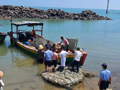 Семь дней без еды и воды: мужчина чудом спасся после того, как его волной унесло в открытое море