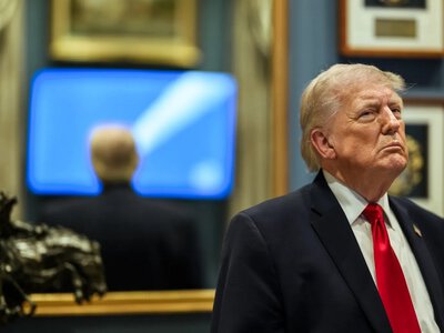 Трамп пригрозил 100%-ми пошлинами на французские вина: чем ему не угодил Макрон