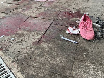  Враг ударил дроном возле супермаркета в Херсоне, пострадали гражданские 
