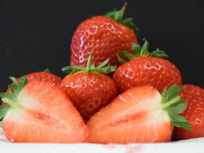 Не только шарлотка и десерты: 3 интересных блюда из клубники – здесь есть даже суп