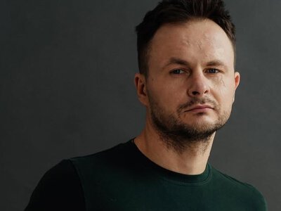 Аварія, складне розлучення і робота в таксі: цікаве про актора Романа Ясіновського