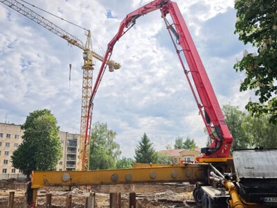 В Гостомеле продолжается строительство нового жилого квартала на месте разрушенных войной домов