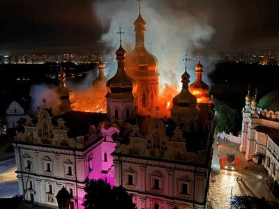 Пожар в Лавре: спасатели не допустили распространения огня внутрь храма