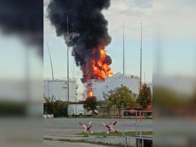 Дроны атаковали нефтебазу в Краснодарском крае: россиянам пришлось перекрыть трассу (видео)