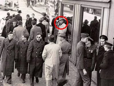 На снимке времен Второй мировой нашли путешественника во времени (фото)