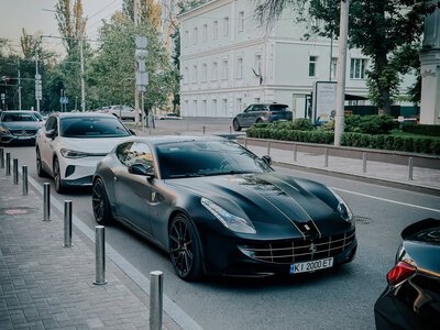 Полный привод и большой багажник: в Киеве заметили необычный суперкар Ferrari (фото)