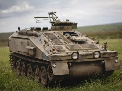 Министр обороны Латвии передал украинским военным 14 боевых машин CVRT