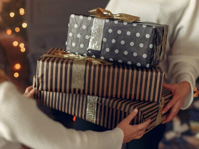 Что подарить человеку, у которого все есть: оригинальные идеи подарков