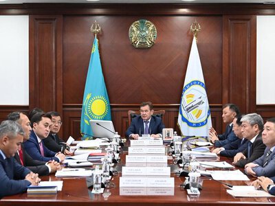 Рассмотрены вопросы развития железнодорожной отрасли и инфраструктуры